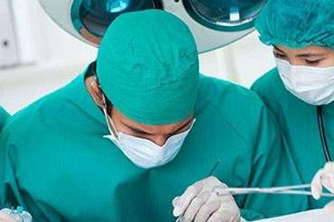 Lazer tedavisinde göze dikiş atılır mı?